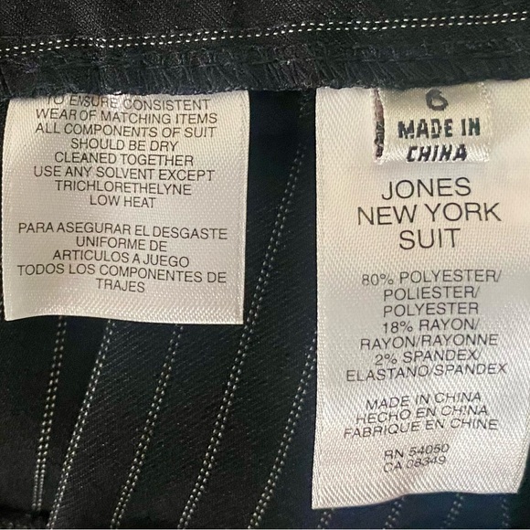 Jones New York pin stripe navy blue pant suit. Sz 6 - Picture 10 of 11